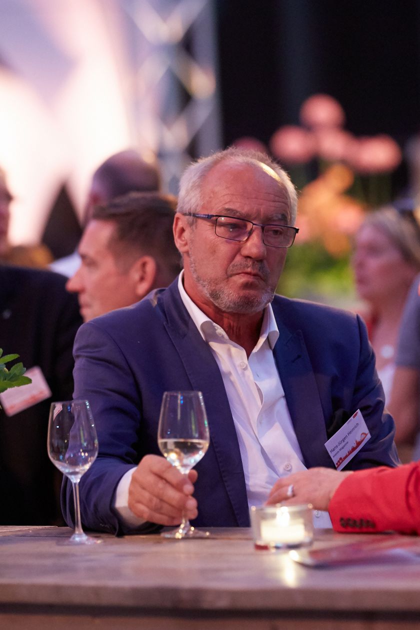 Personen unterhalten sich auf einem Networking Event