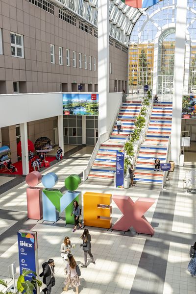 Eingangshalle der Messe Frankfurt mit dem Schriftzug "imex" und ersten Messegästen