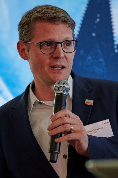 Martin Sörensen, GM des Hilton Cologne, hält eine Begrüßungsrede