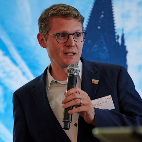 Martin Sörensen, GM des Hilton Cologne, hält eine Begrüßungsrede