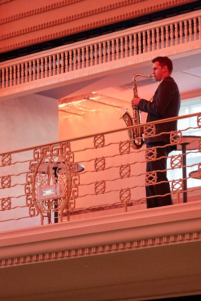 Saxophonist spielt Musik von einer Empore