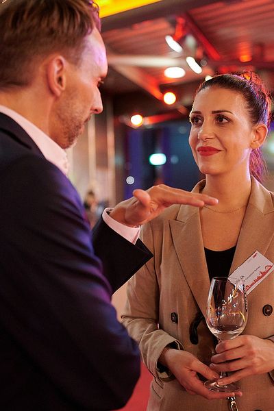 Personen unterhalten sich auf einem Networking Event