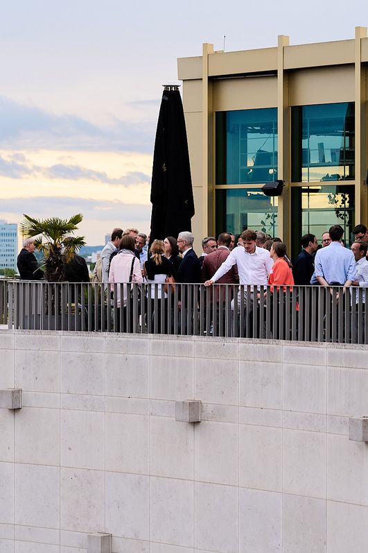Menschenmenge steht auf der Terrasse der Monkey Bar bei einer Veranstaltung