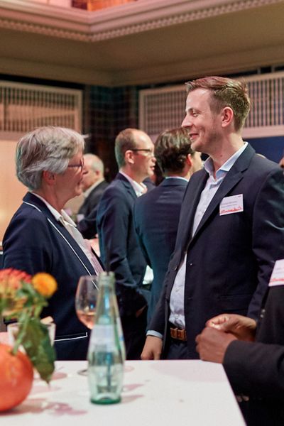 Gäste unterhalten sich auf der Networking Veranstaltung