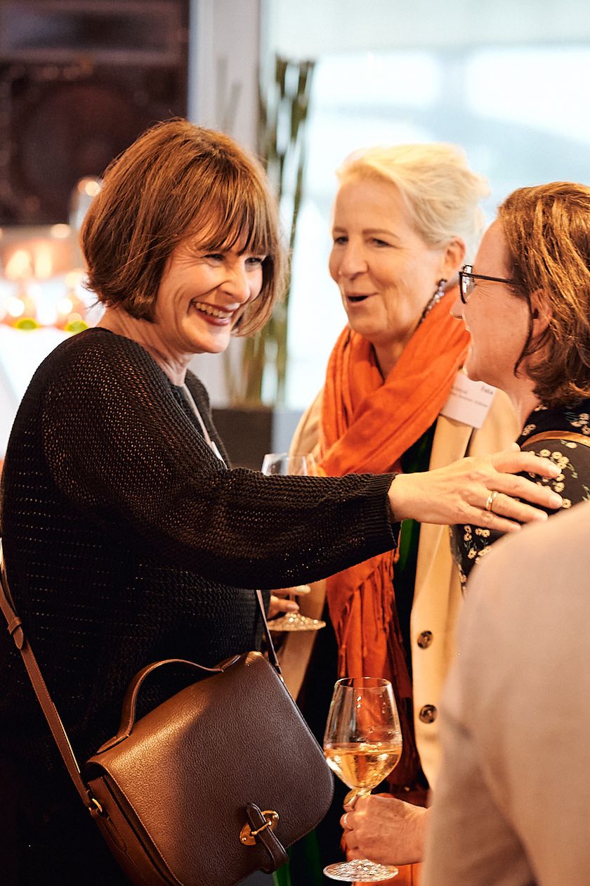 Gäste begrüßen sich auf dem Networking Event