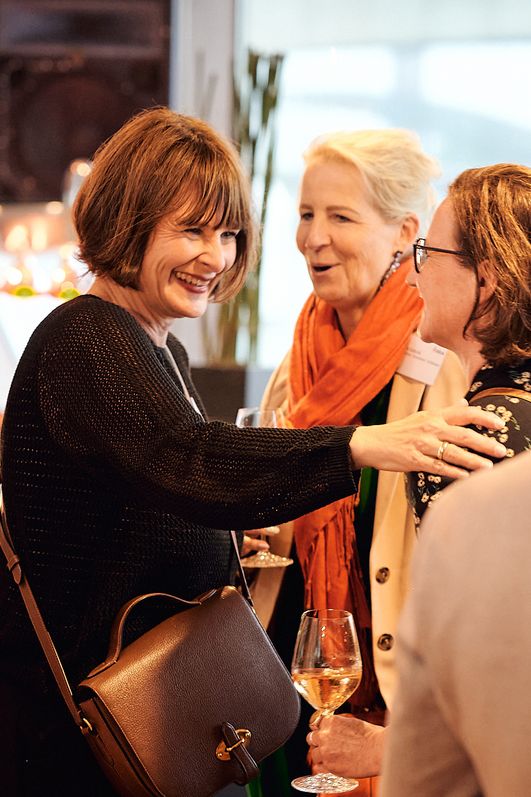 Gäste begrüßen sich auf dem Networking Event