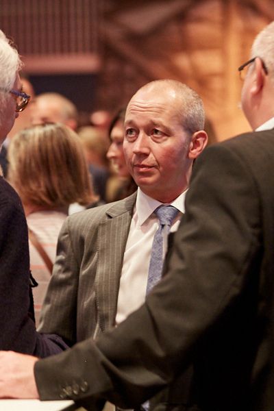 Gäste unterhalten sich auf der Networking Veranstaltung