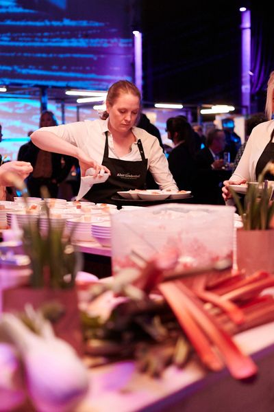 Catering-Personal bereitet das Buffet vor