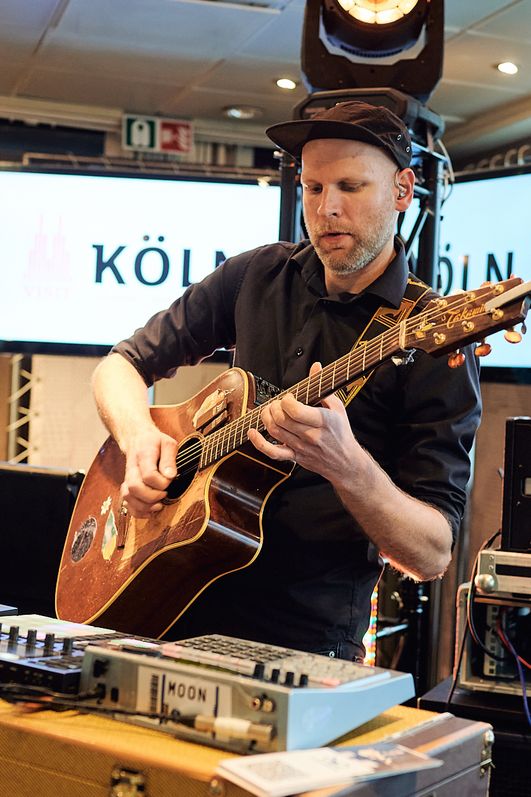 Loop Artist Matti spiel Gitarre