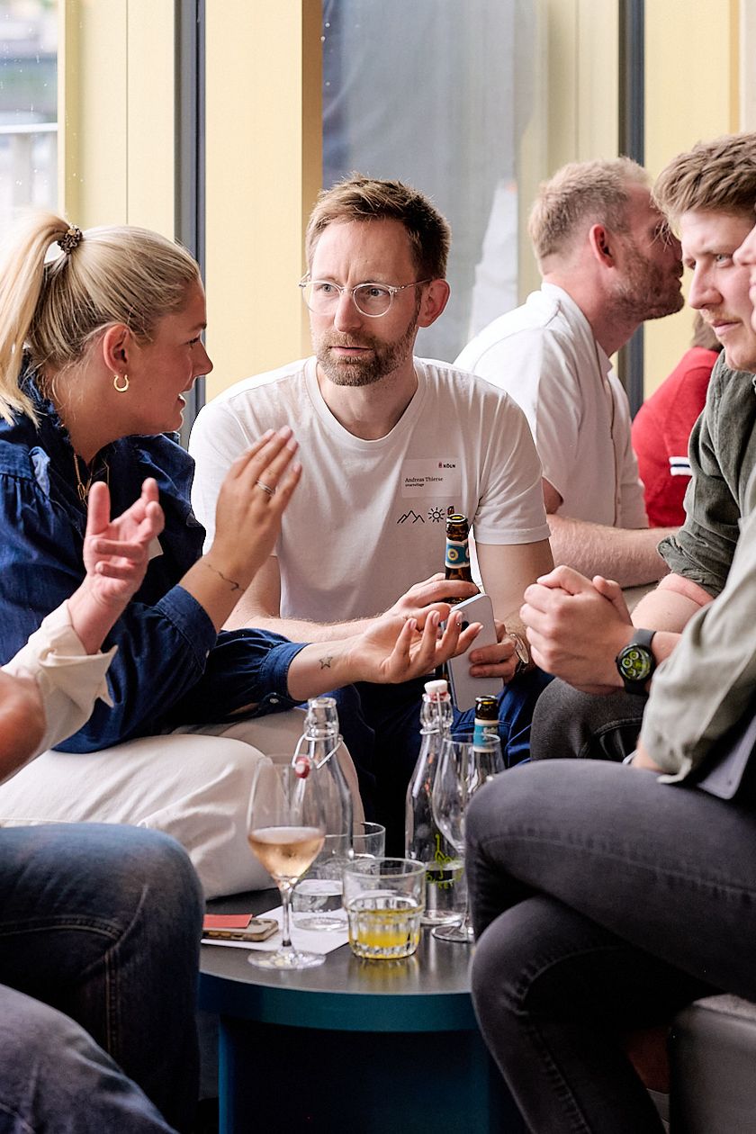 Personen unterhalten sich auf einem Event