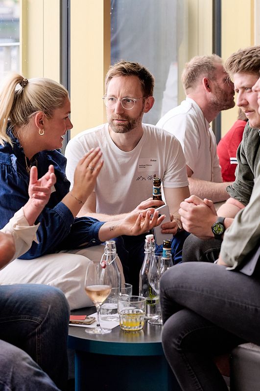 Personen unterhalten sich auf einem Event