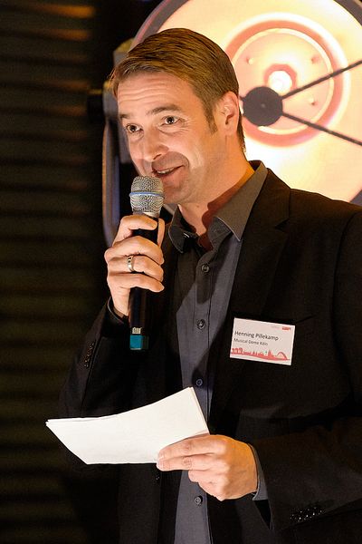 Mann hält eine Rede mit einem Zettel in der Hand