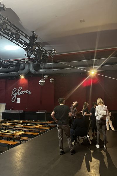 Eine Gruppe steht im Gloria Theater Köln