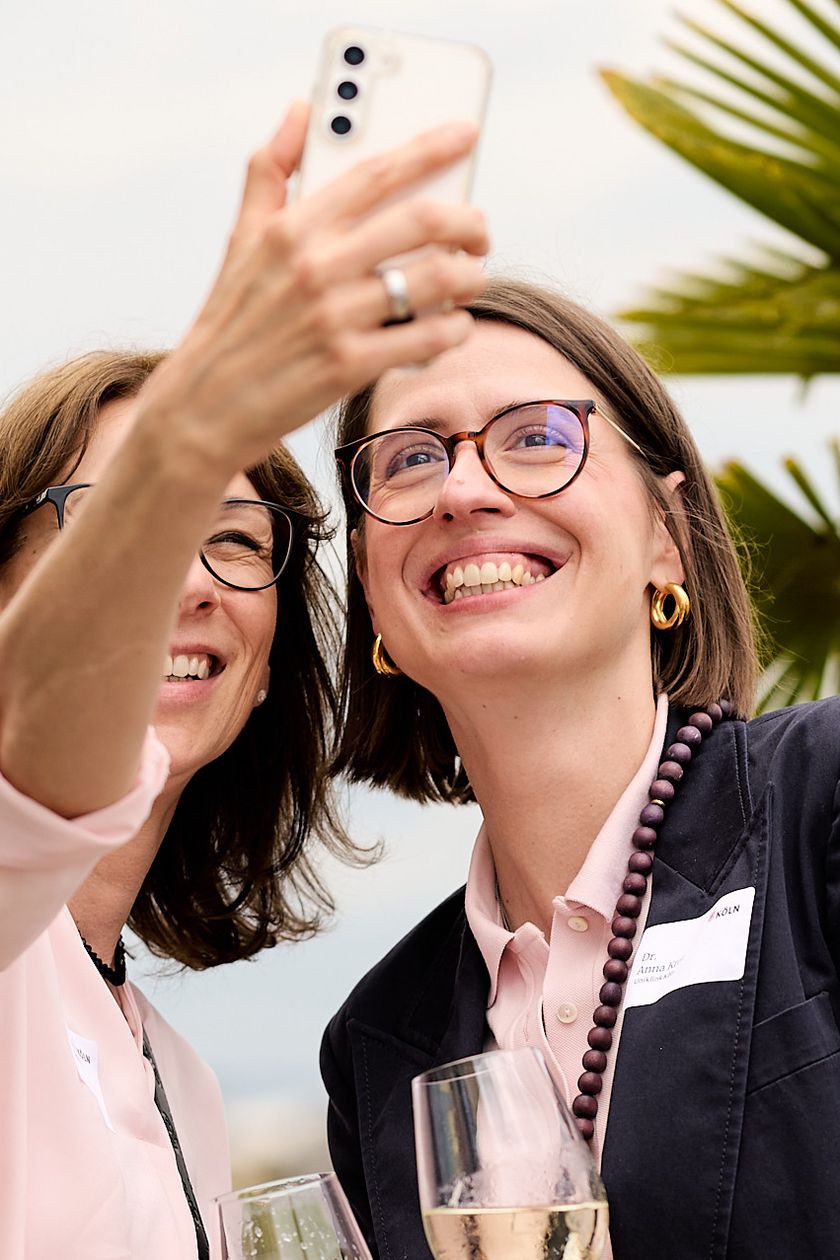 Zwei Frauen machen ein Selfie