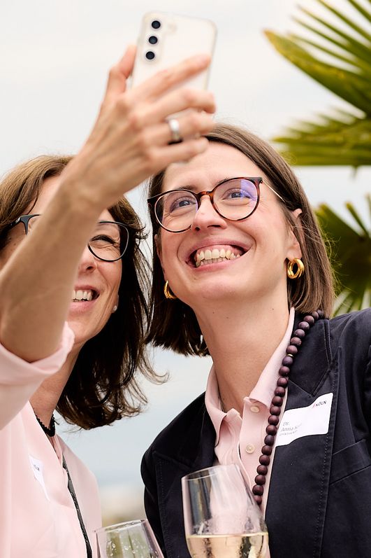 Zwei Frauen machen ein Selfie
