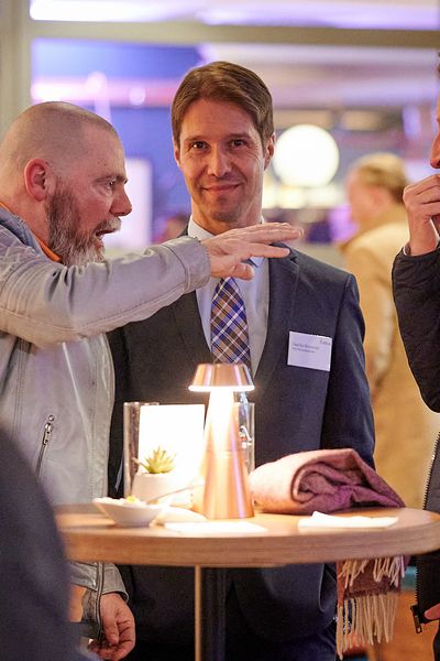 Gäste unterhalten sich auf der Networking Veranstaltung