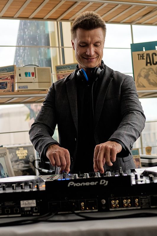 DJ spielt Musik am Mischpult