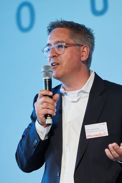 Mann hält eine Rede