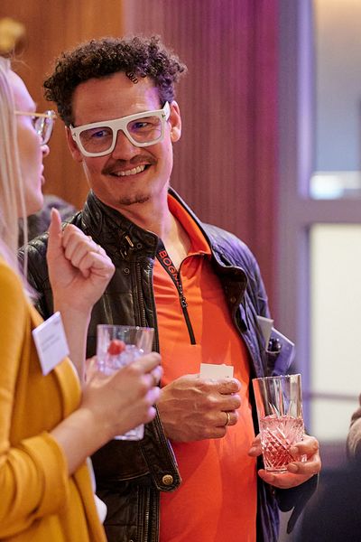 Gäste unterhalten sich auf der Networking Veranstaltung