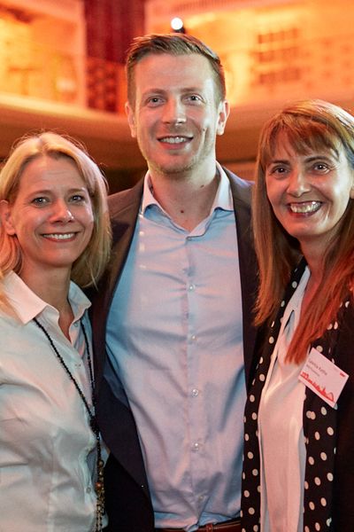 Gäste lassen ein Gruppenfoto machen