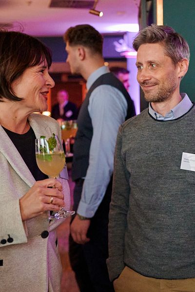 Gäste unterhalten sich auf der Networking Veranstaltung