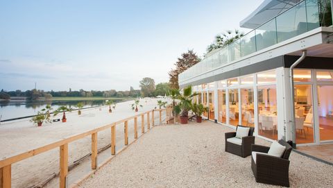 Outdoor-Location in Köln; Seepavillon am Fühlinger See mit Blick auf den Strand