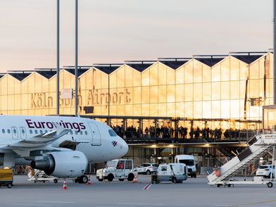 Eurowings Flieger parkt vor dem Köln Bonn Airport