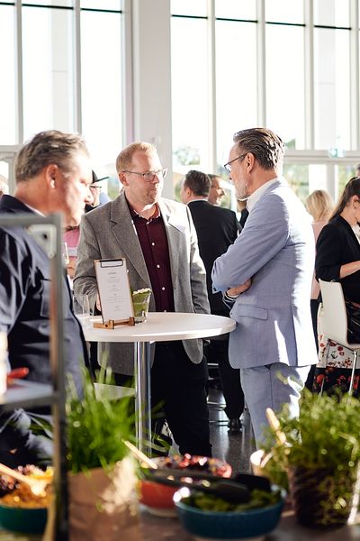 Menschen unterhalten sich auf einer Networking Veranstaltung