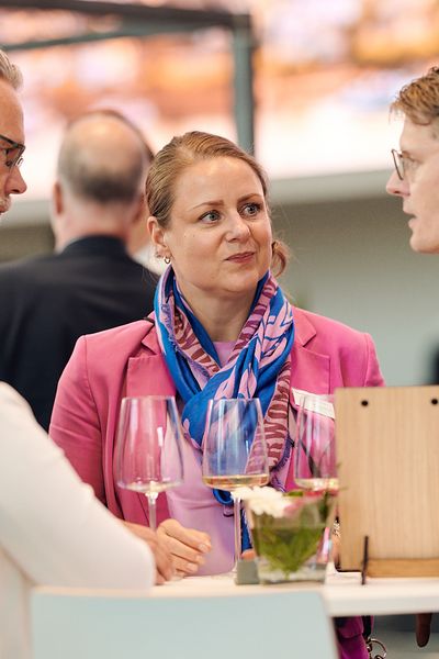 Menschen unterhalten sich auf einer Networking Veranstaltung