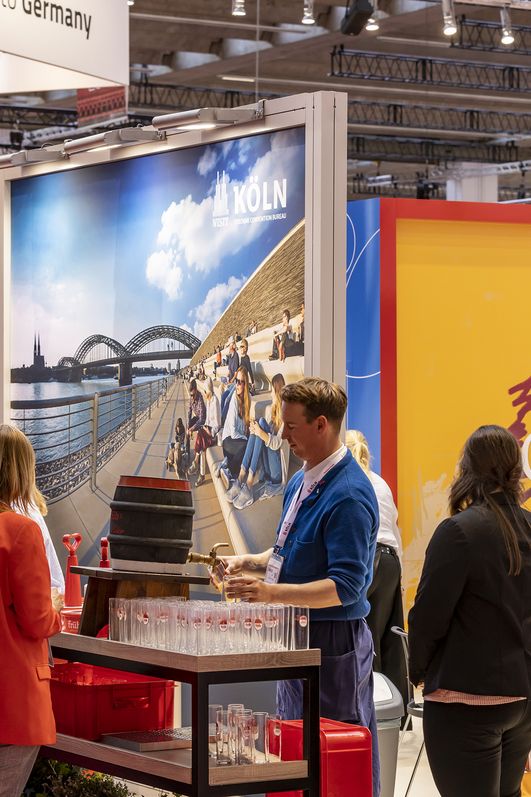 Kundengespräche und Kölsch am Messestand des CCB