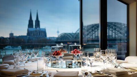 gedeckter Tisch im Hyatt Regency Cologne mit Dom-Blick