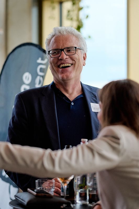Personen unterhalten sich auf dem Networking Event