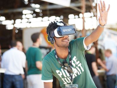Mann mit VR Brille 