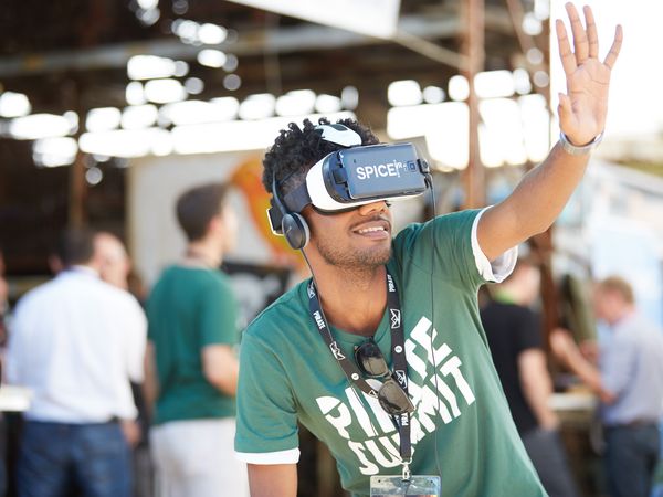 Mann mit VR Brille 