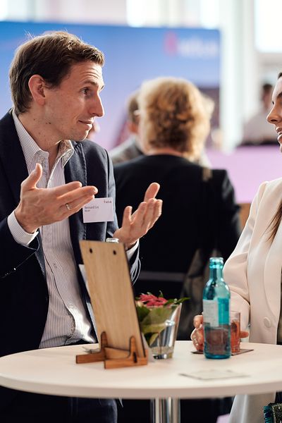 Menschen unterhalten sich auf einer Networking Veranstaltung