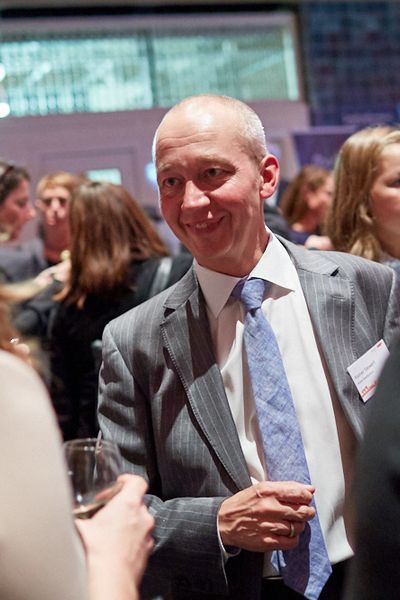 Gäste unterhalten sich auf der Networking Veranstaltung