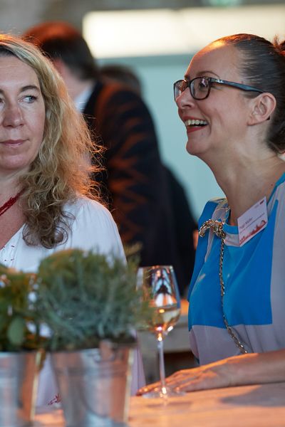Personen unterhalten sich auf einem Networking Event