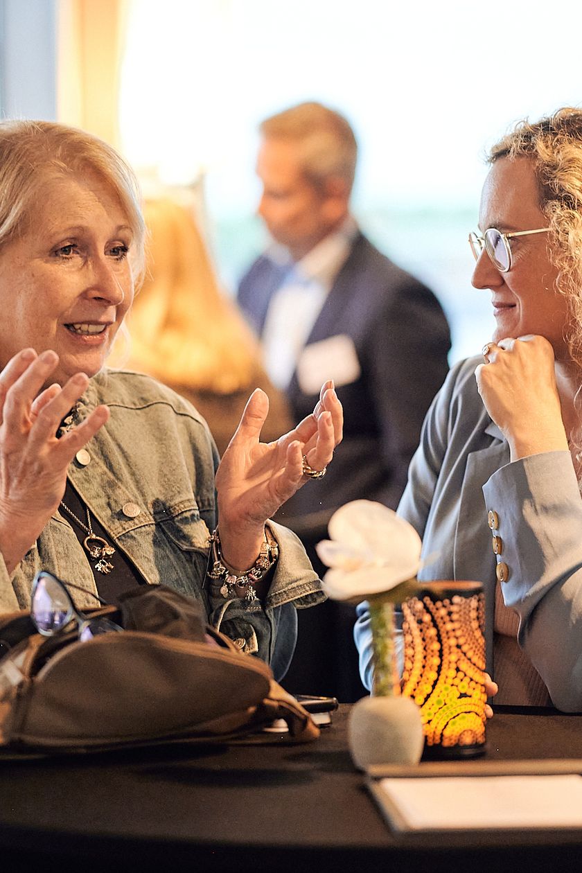 Zwei Frauen unterhalten sich auf einem Networking Event