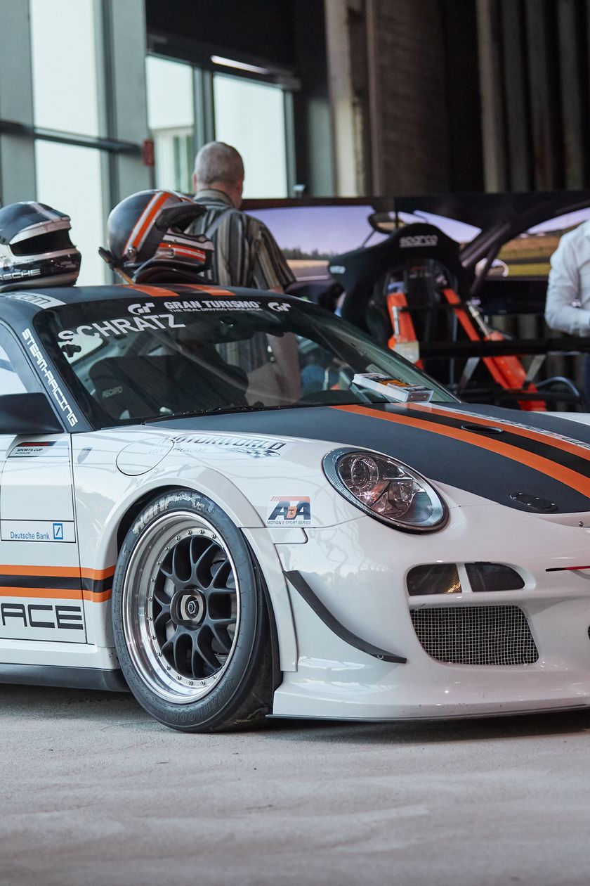 weißes Rennauto in der Motorworld ausgestellt