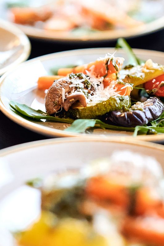 Mediterranes Gemüse auf kleinen weißen Tellern