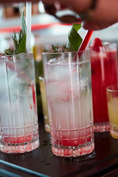 3 Cocktails werden vorbereitet