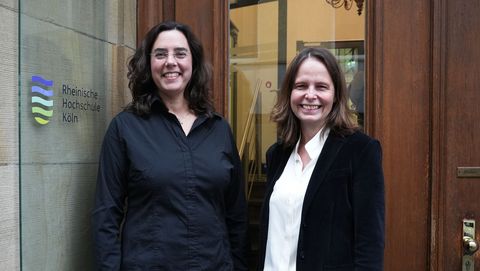 Die zwei Professorinnen der Rheinischen Hochschule posieren im Eingangsbereich der Hochschule