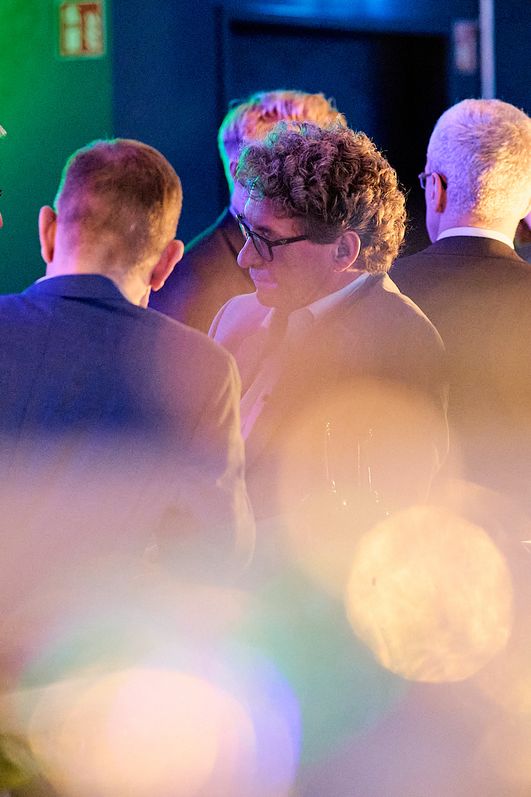 Personen unterhalten sich auf einer Veranstaltung