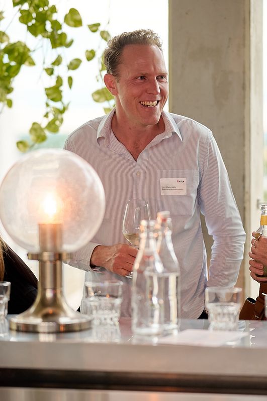 Personen unterhalten sich auf einem Networking Event