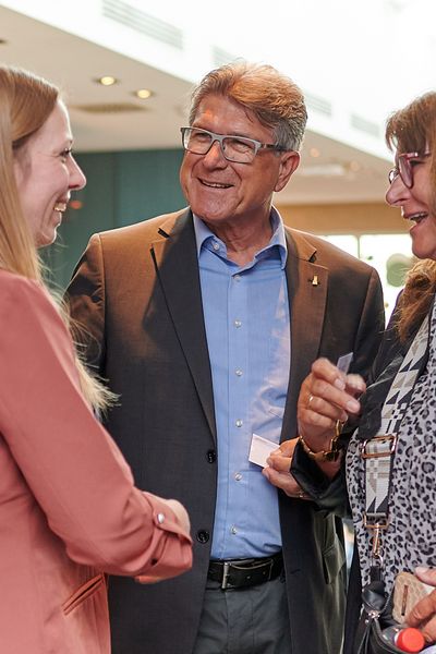 Gäste unterhalten sich beim Networking Event