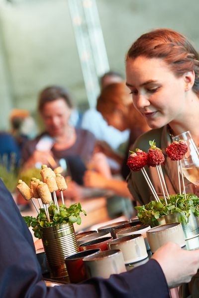 Personen unterhalten sich auf einem Networking Event