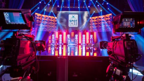 Streaming Event mit aufwändiger Licht- und Hybridtechnik
