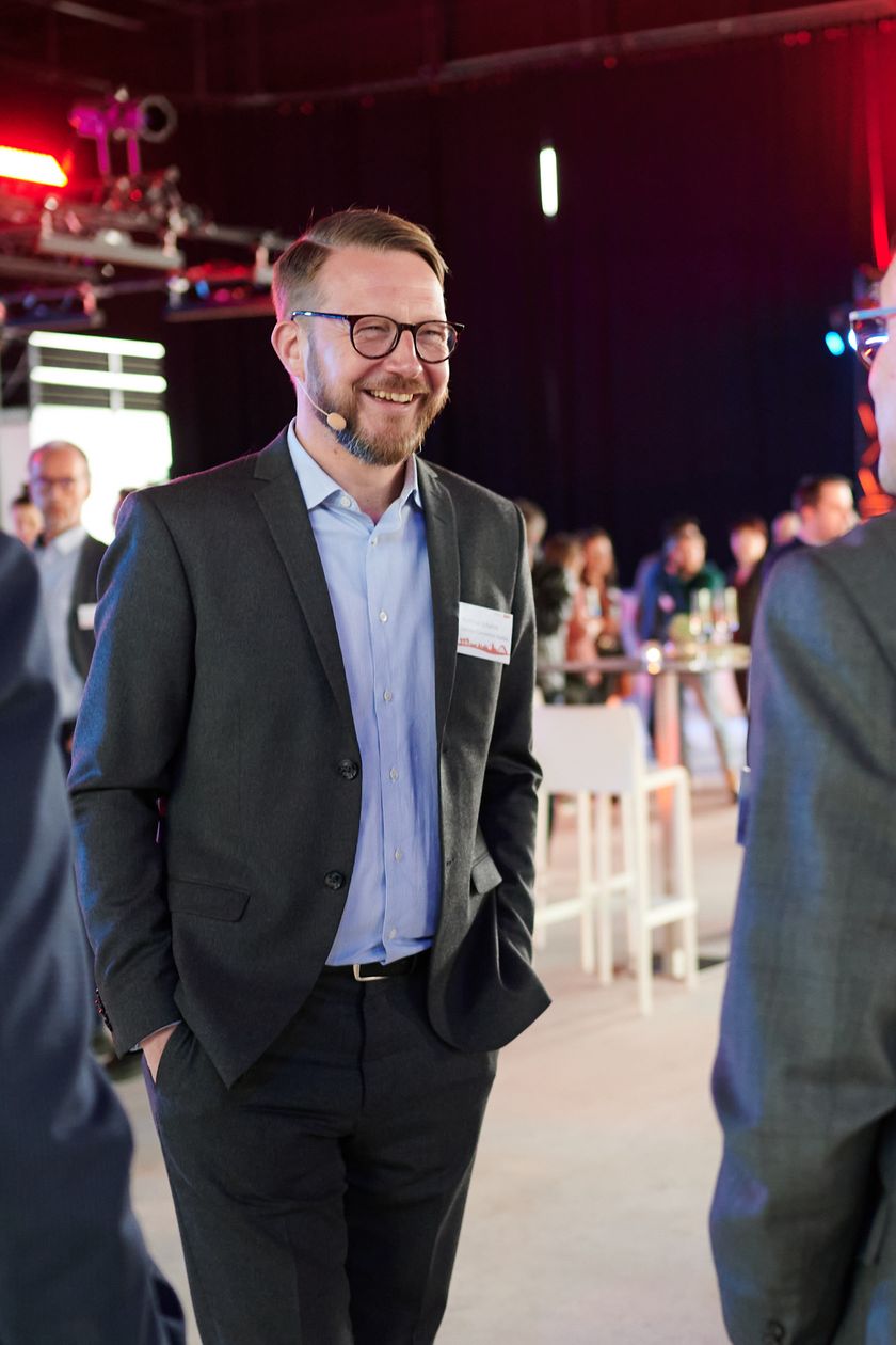 Personen unterhalten sich auf einer Networking Veranstaltung