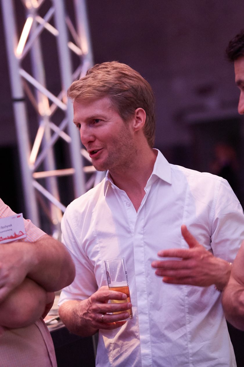 Personen unterhalten sich auf einem Networking Event