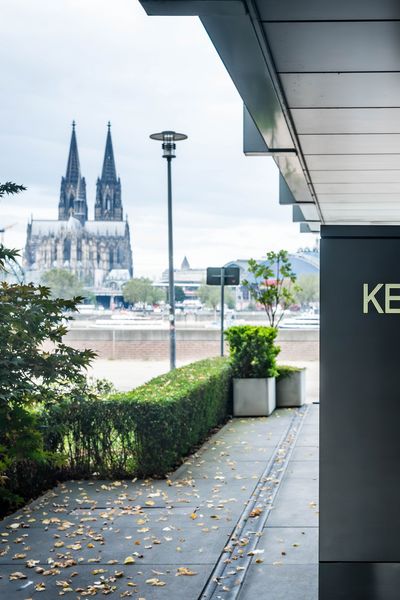 Eingang der Eventlocation the view Cologne (steht auf dem Schild) Im Hintergrund ist der Kölner Dom zu sehen